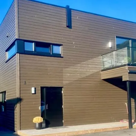 Nydelig Hjem Naert Alt I Rett Med Fjellheisen Gratis Parkering Rett Med Huset Apartment Tromso