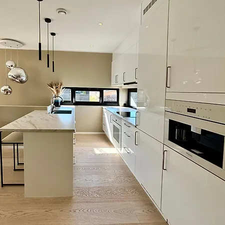 Nydelig Hjem Naert Alt I Rett Med Fjellheisen Gratis Parkering Rett Med Huset * Tromsø