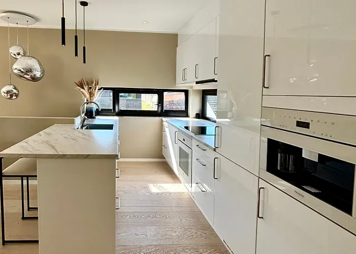 Nydelig Hjem Naert Alt I Rett Med Fjellheisen Gratis Parkering Rett Med Huset * Tromsø